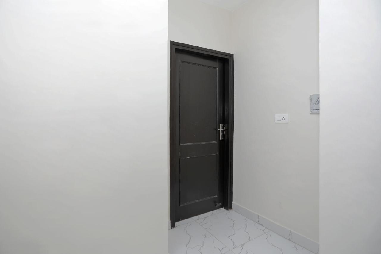 Oyo 12673 The Diplomat Inn دلهي المظهر الخارجي الصورة